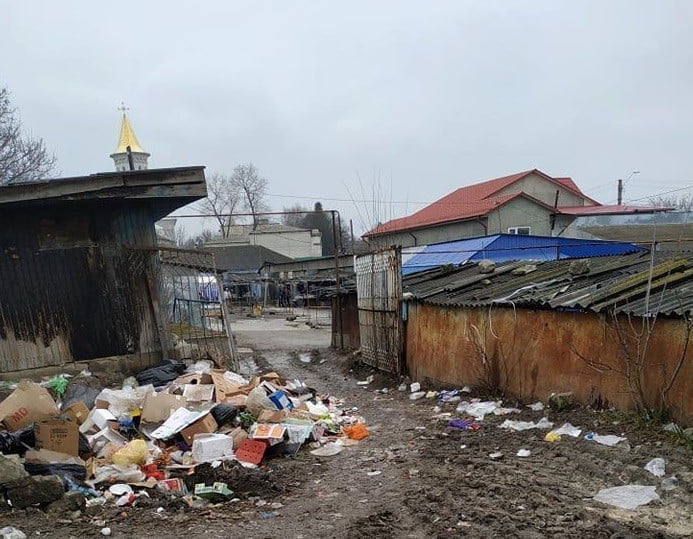 /FOTO/ Gunoi și mizerie în piața din orașul Ocnița