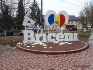 /FOTO/ Doi tineri au vandalizat construcția „Eu iubesc Briceni”