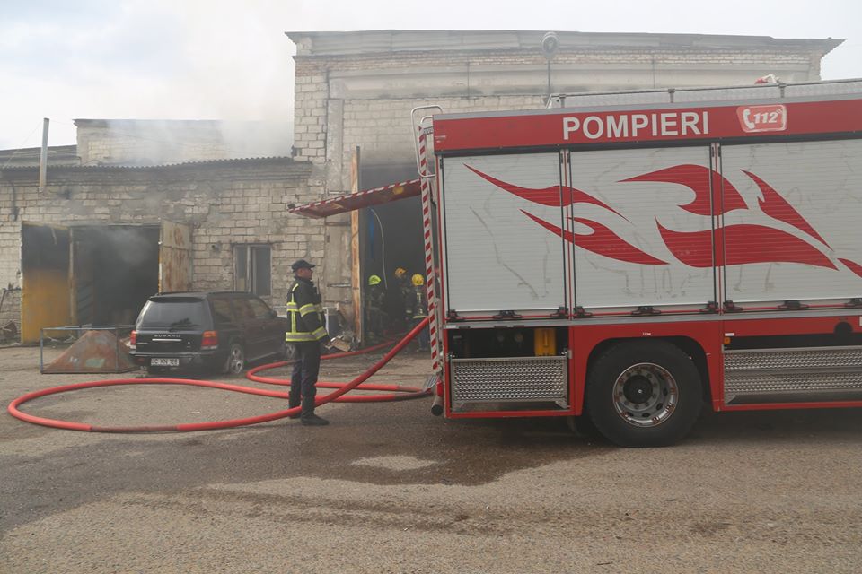/FOTO/ Un autoservis din Chișinău a fost cuprins de flăcări