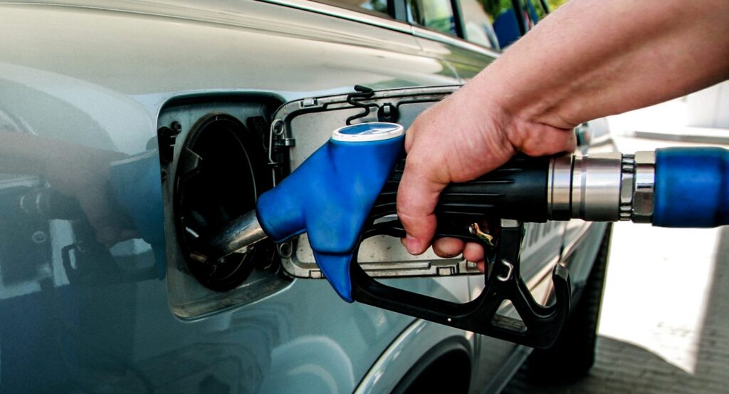 În următoarele două săptămâni benzina și motorina s-ar putea ieftini
