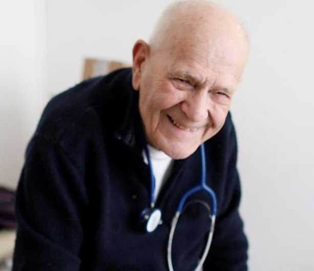 Un medic francez în vârstă de 98 ani tratează pacienți pe timp de pandemie