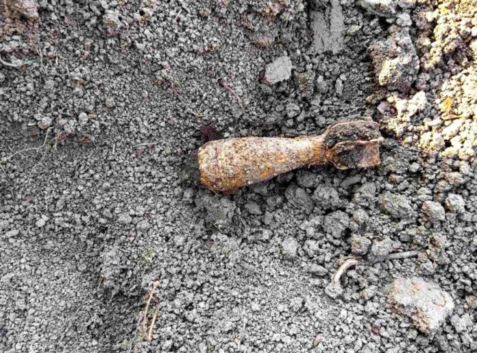 Un obuz de pe timpul Marelui Război pentru Apărarea Patriei a fost găsit într-o curte din orașul Bălți Un obuz de pe timpul Marelui Război pentru Apărarea Patriei a fost găsit într-o curte din orașul Bălți
