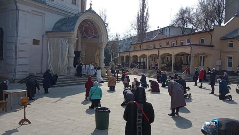/FOTO/ Un preot din Chișinău roagă enoriașii să doneze bani pentru a achita amenda aplicată de autorități