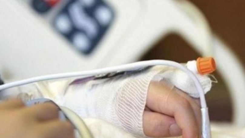 Medicii au reușit să-i restabilească degetele tăiate cu toporul copilului din Glodeni
