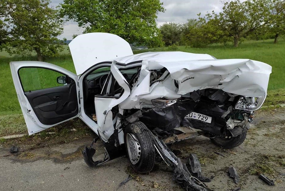 /FOTO/ Accident cu implicarea unei mașini de patrulare pe traseul Chișinău – Bălți. Inspectorul de patrulare a ajuns la spital