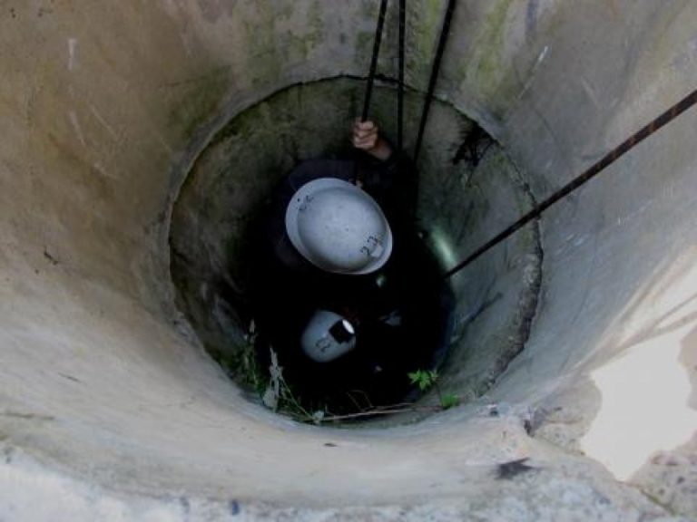 O femeie din Dondușeni a fost salvată de pompieri după ce a căzut într-o fântână părăsită de opt metri