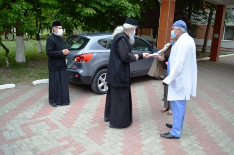 Episcopia de Bălți a donat Spitalului Raional Sângerei 10 mii de lei