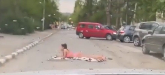 /VIDEO/ Tânără în costum de baie surprinsă pe o stradă din Bălți