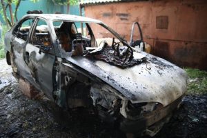 /FOTO/ O mașină a fost distrusă de flăcări pe o stradă din Bălți