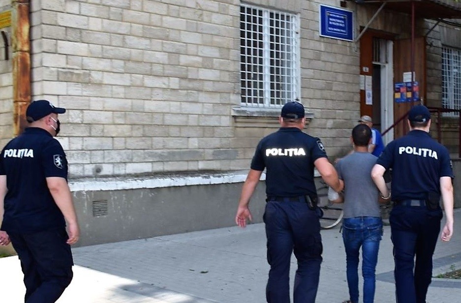 A ajuns pe mâna poliției după ce a jefuit două persoane la Bălți