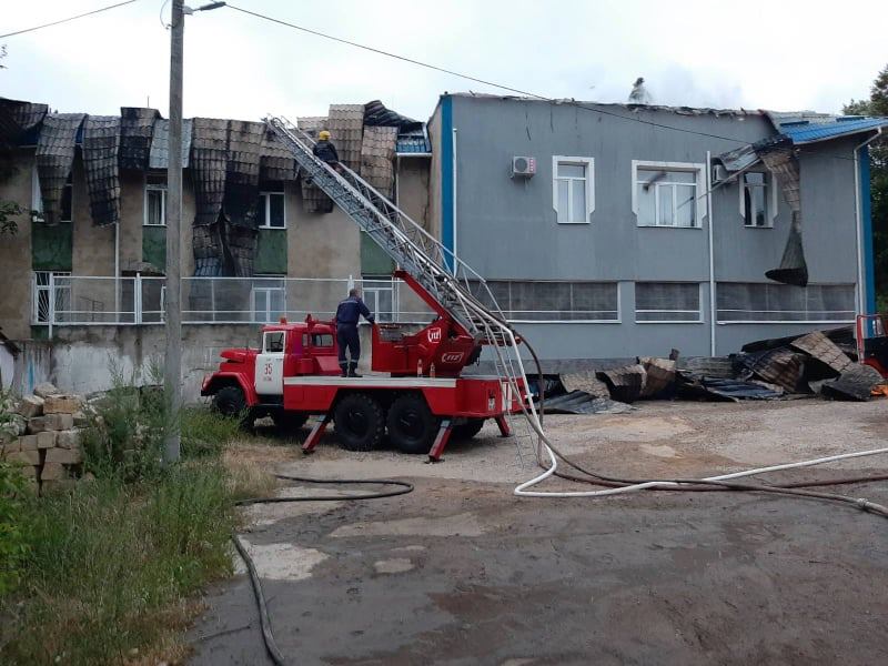 /FOTO/ Inspectoratul de Poliție Rezina a fost cuprins de flăcări. La fața locului au intervenit șase echiaje de salvatori și pompieri