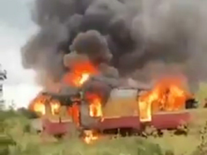 Trenul pentru pasageri de pe ruta Bălți – Ocnița a fost cuprins de flăcări
