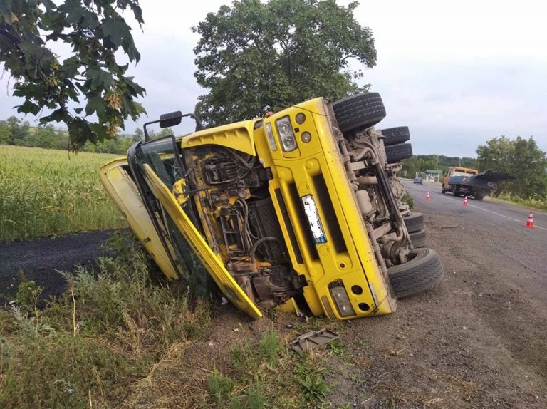 /FOTO/ Un camion încărcat cu asfalt-beton s-a răsturnat în raionul Drochia