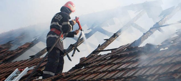 O construcție auxiliară din orașul Ocnița a fost cuprinsă de flăcări. La fața locului au intervenit două echipaje de pompieri