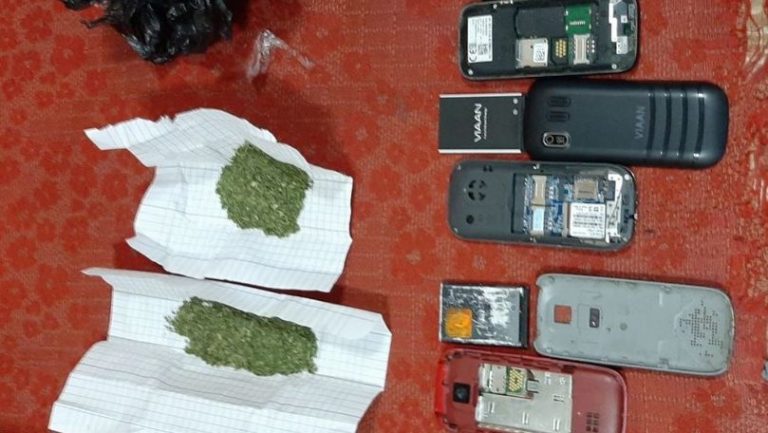 /FOTO/ O femeie a fost reținută în timp ce încerca să transmită droguri și telefoane mobile în Penitenciarul din Bălți