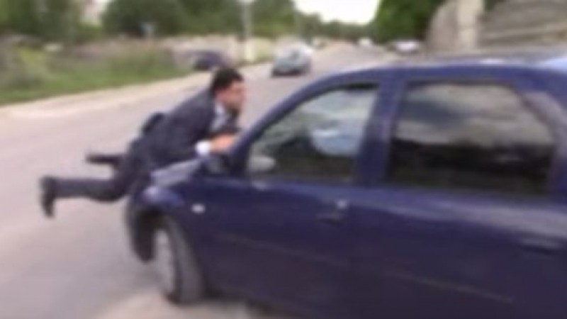 Un bărbat a fost transportat pe capota mașinei jumătate de kilometru pe o stradă din Bălți