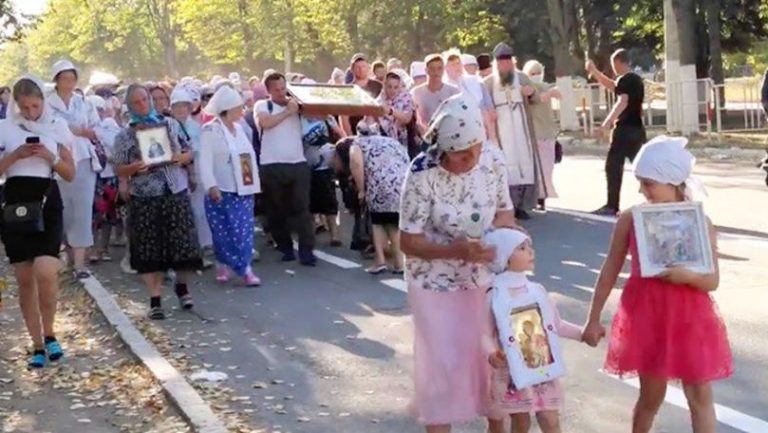 /VIDEO/ În plină pandemie peste o sută de persoane din nordul țării au pronit la Drumul Crucii