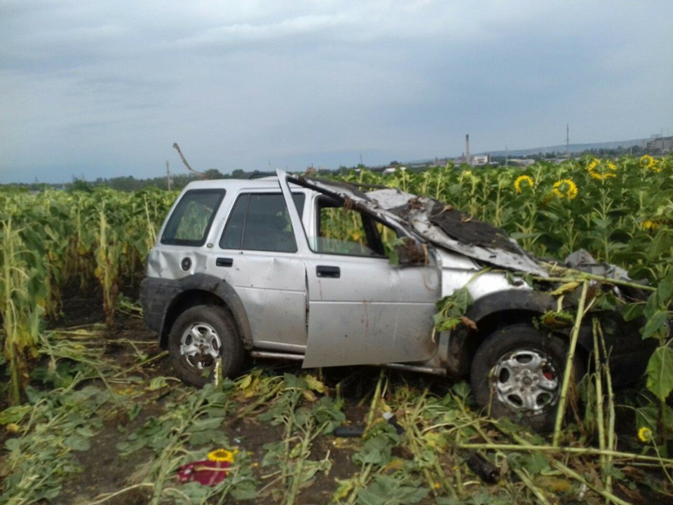 /FOTO/ Un Land Rover a derapat într-un câmp de floarea-soarelui din raionul Sângerei. Trei persoane au ajuns la spital
