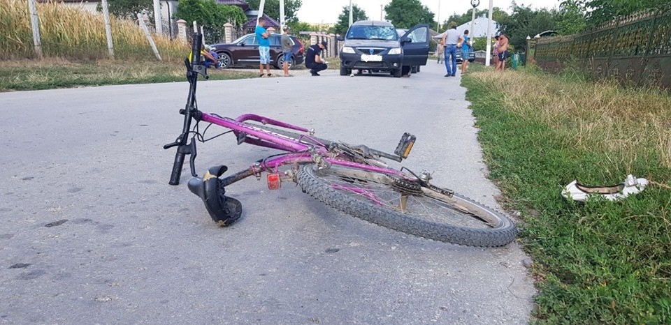 Minoră din raionul Dondușeni lovită de automobil în timp ce se plimba pe bicicletă