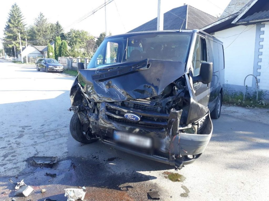 /FOTO/ Accidentele se țin lanț în nordul țării. Un bărbat din raionul Briceni s-a ales cu o comeoție cerebrală după ce automobilul i-a fost tamponat de o altă mașină
