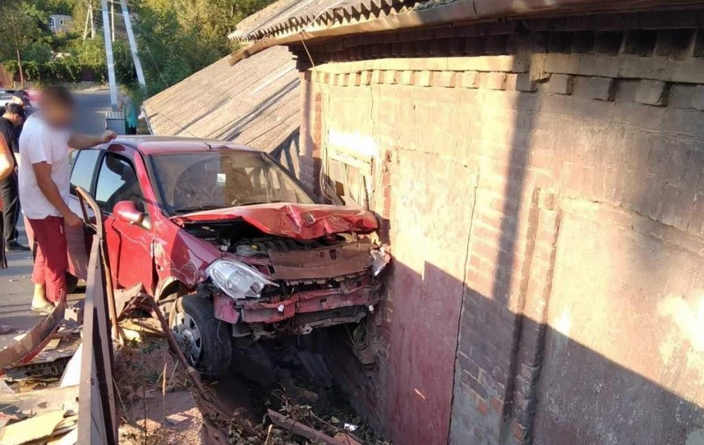 /FOTO/ Un bărbat din Soroca a ajuns cu automobilul într-o gospodărie în timp ce discuta la telefon