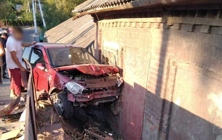 /FOTO/ Un bărbat din Soroca a ajuns cu automobilul într-o gospodărie în timp ce discuta la telefon