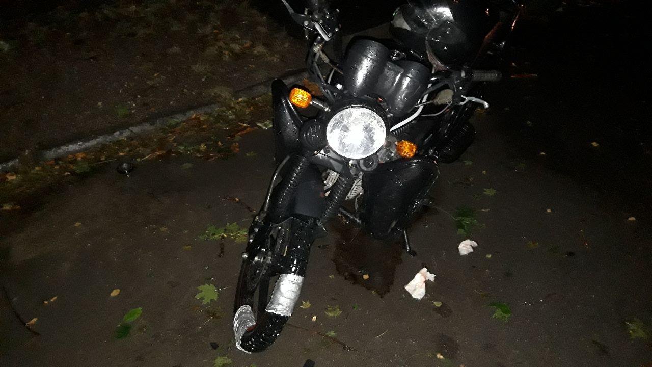 /FOTO/ Un tânăr din Ocnița a ajuns la spital după ce s-a tamponat cu motocicleta într-un automobil parcat pe carosabil