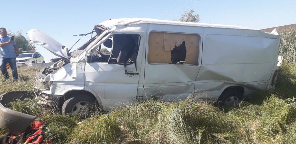 /FOTO/ Grav accident la Edineț. Un tânăr a ajuns la spital după ce s-a răsturnat cu mașina într-un șanț