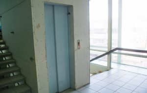 Doi copii din Râbniţa au rămas blocaţi într-un ascensor cuprins de flăcări