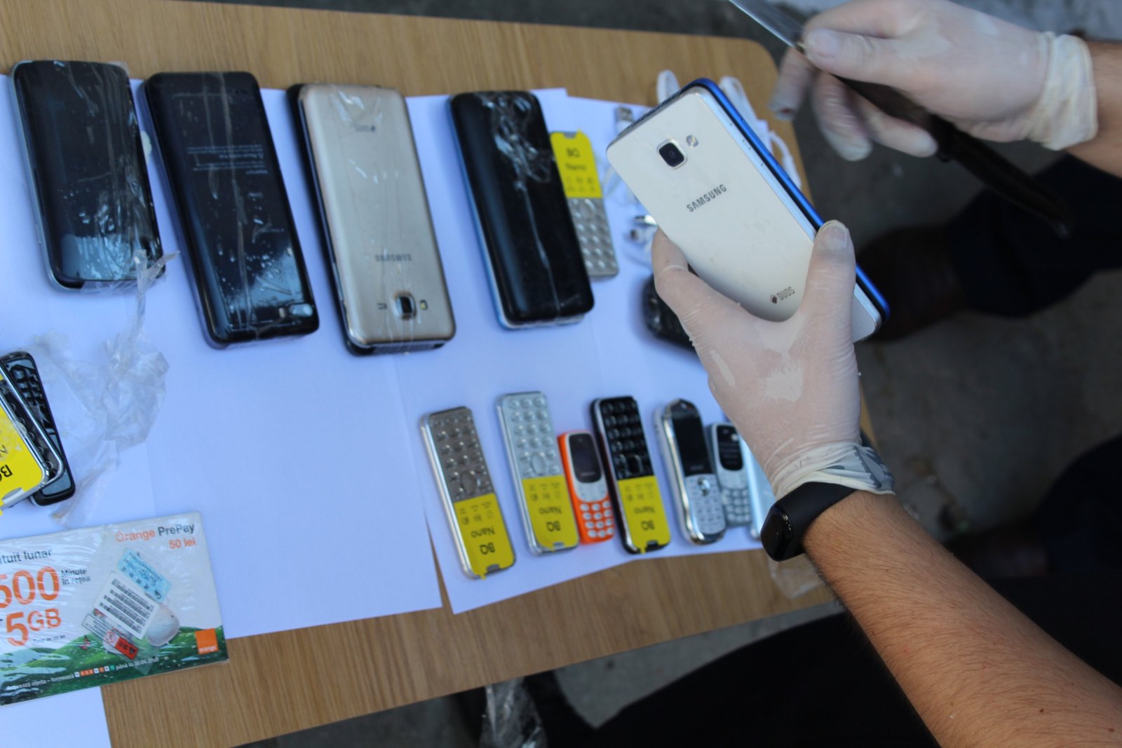 /FOTO/ Trafic de telefoane mobile deconspirat la Penitenciar din Bălți. Gadget-urile erau ascunse în carcasa unui frigider