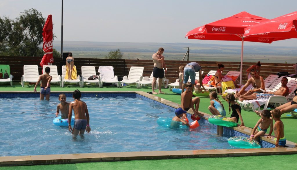 Piscinele și bazinele din țară își sistează de astăzi activitatea