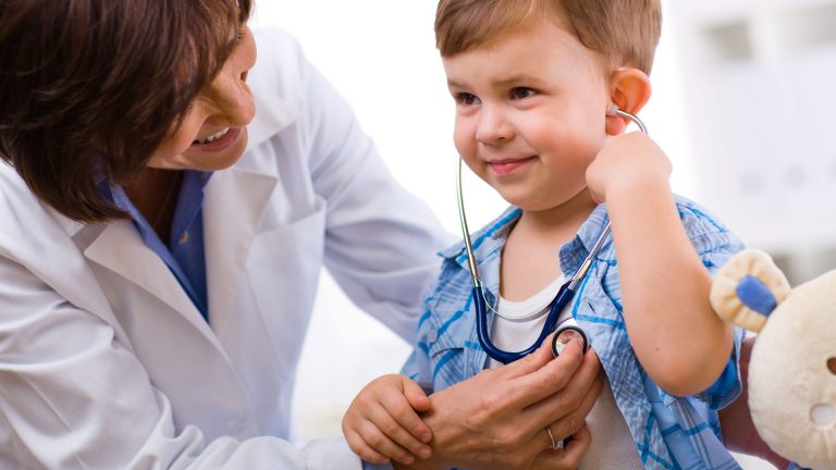 Controlul medical este obligatoriu pentru copii admiși în grădinițe și școli