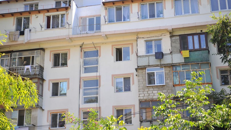 Un copil de doi ani a căzut de la etajul patru al unui bloc de locuit din orașul Soroca