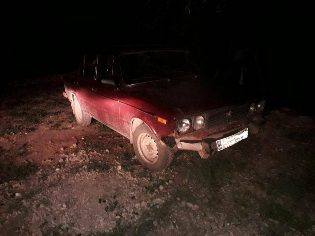 /FOTO/ A urcat beat la volan și a accidentat un mormânt, apoi a fugit de la fața locului. Isprava unui bărbat din Briceni