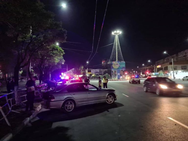 Un tânăr a ajuns cu BMW-ul într-o barieră de protecție din orașul Bălți