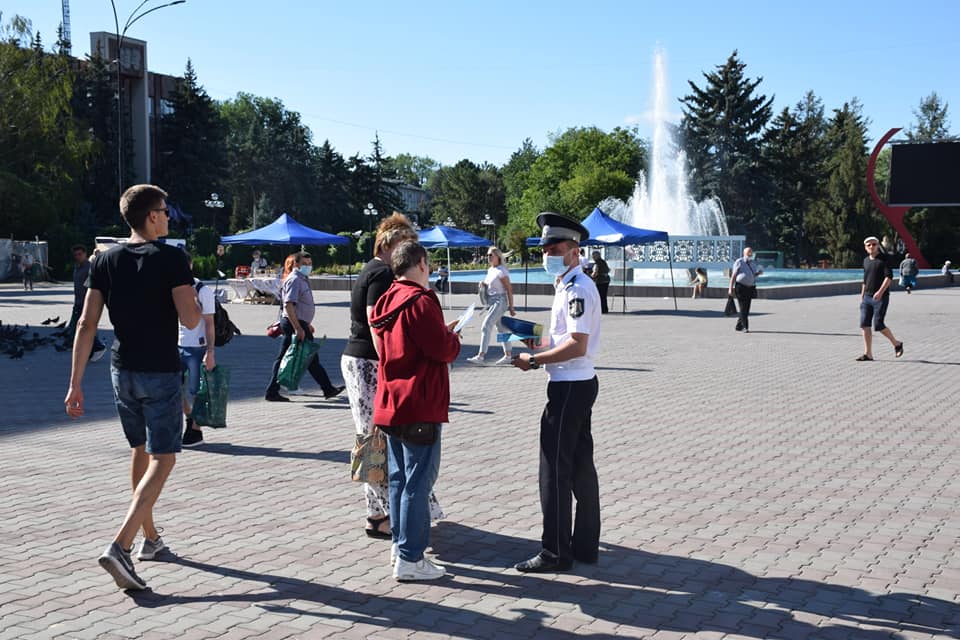 Peste 60 de persoane au fost amendate de polițiștii din Bălți pentru nerespectarea normelor sanitare epedimiologice