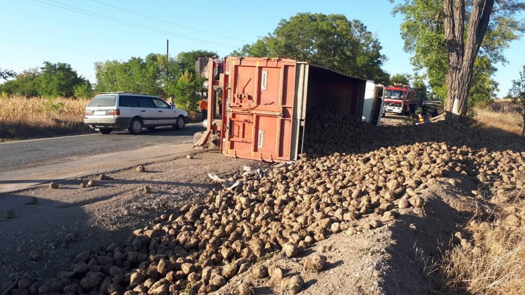 /FOTO/ Un camion plin cu sfeclă de zahăr s-a răsturnat în raionul Râșcani
