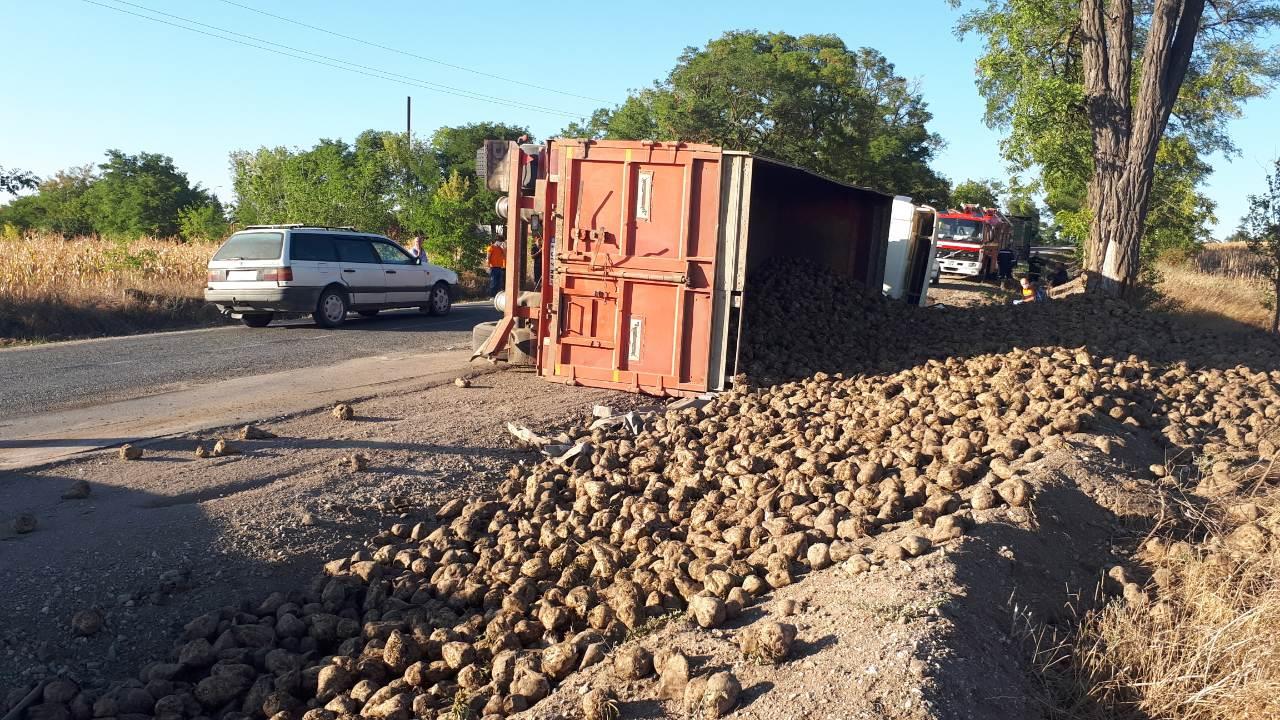 /FOTO/ Un camion plin cu sfeclă de zahăr s-a răsturnat în raionul Râșcani