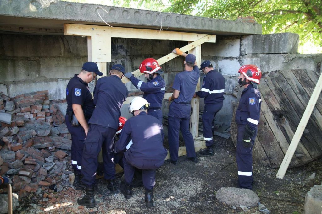 /VIDEO/ Salvatorii din Bălți și-au perfecționat cunoștințele în domeniul căutării și salvării oamenilor de sub dărâmături