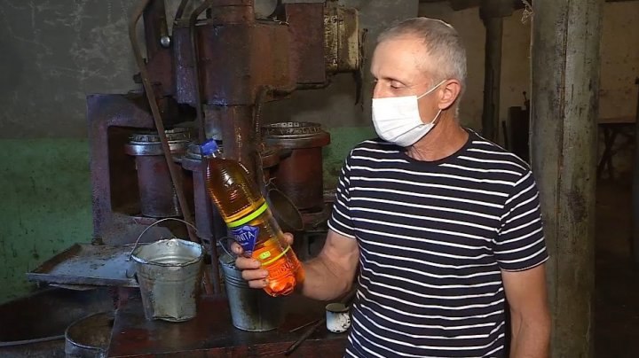 Un bărbat din raionul Drochia produce ulei natural mai bine de zece ani