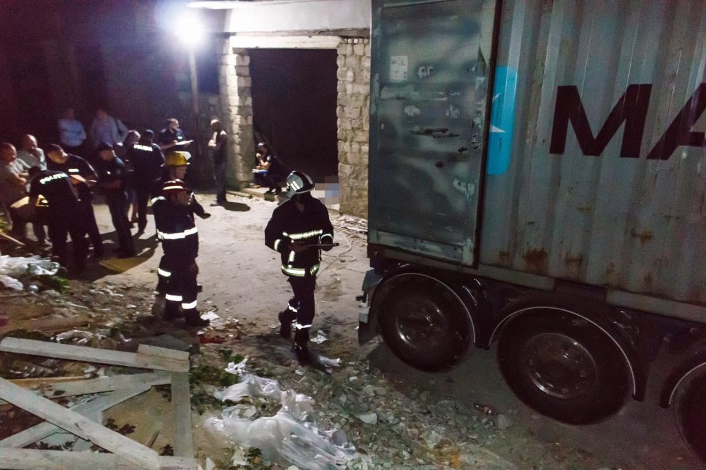 Tragedie la Bălți. Un tânăr a murit, iar alții doi au ajuns la spital, după ce peste ei au căzut mai multe plăci din granit