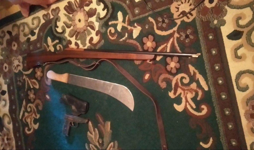Noi detalii în cazul bărbaților care au dat buzna într-o benzinărie din raionul Sângerei înarmați cu o pușcă și o macetă