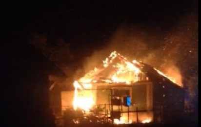 /VIDEO/ O casă din orașul Soroca a fost cuprinsă în totalitate de flăcări