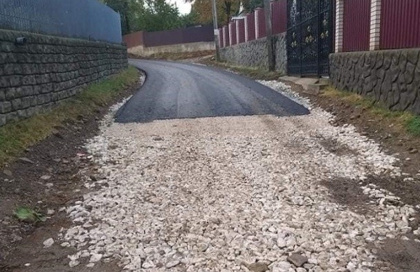 /FOTO/ „Drumuri bune” doar că pe jumătate în satul Rublenița din raionul Soroca