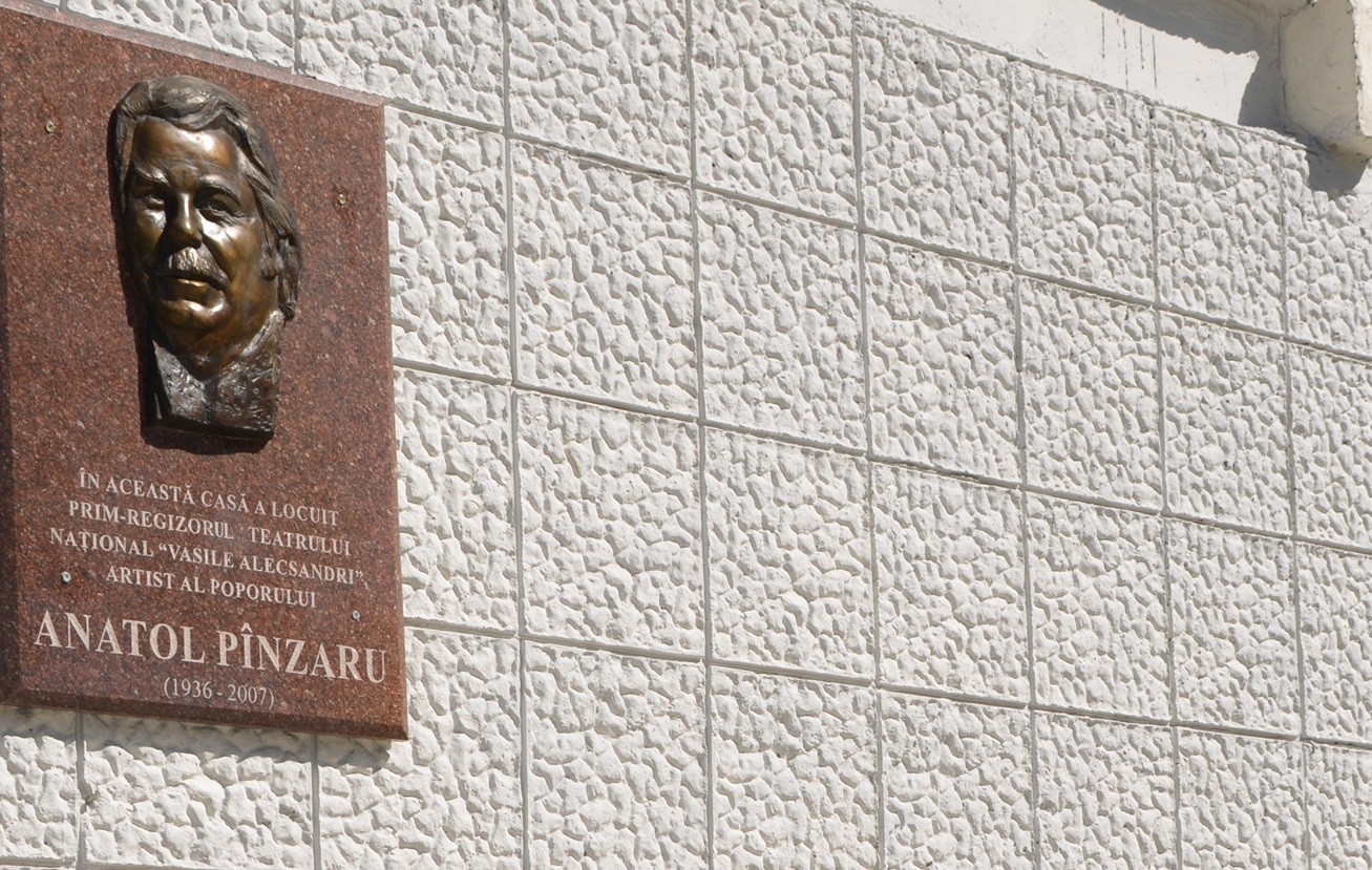 La Bălți a fost inaugurată o placă comemorativă în memoria regizorului Anatol Pînzaru