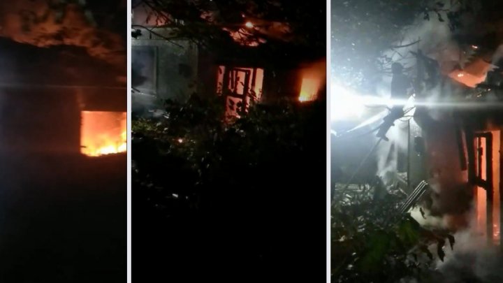 /VIDEO/ O casă părăsită din Bălți a fost mistuită de flăcări. Pompierii au luptat cu focul mai bine de trei ore
