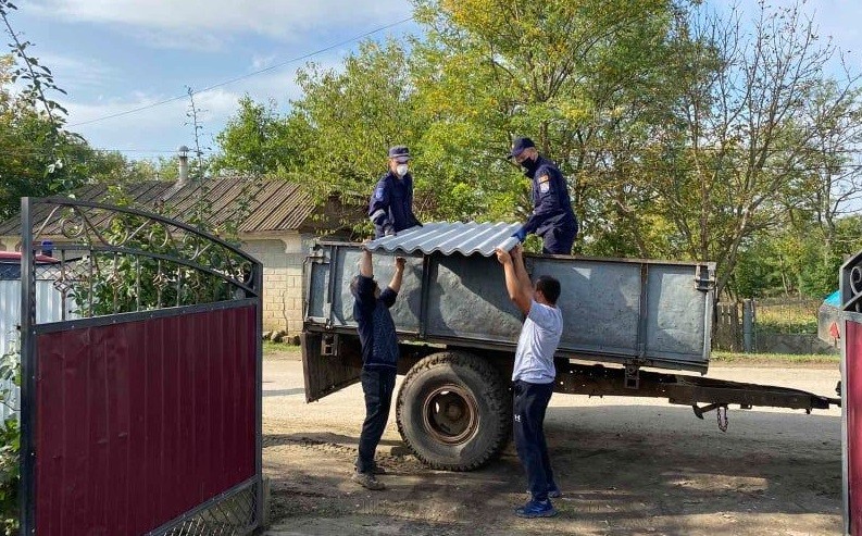 /VIDEO/ Salvatorii au distribuit materiale de construcție în raionul Soroca pentru populația afectată de intemperii