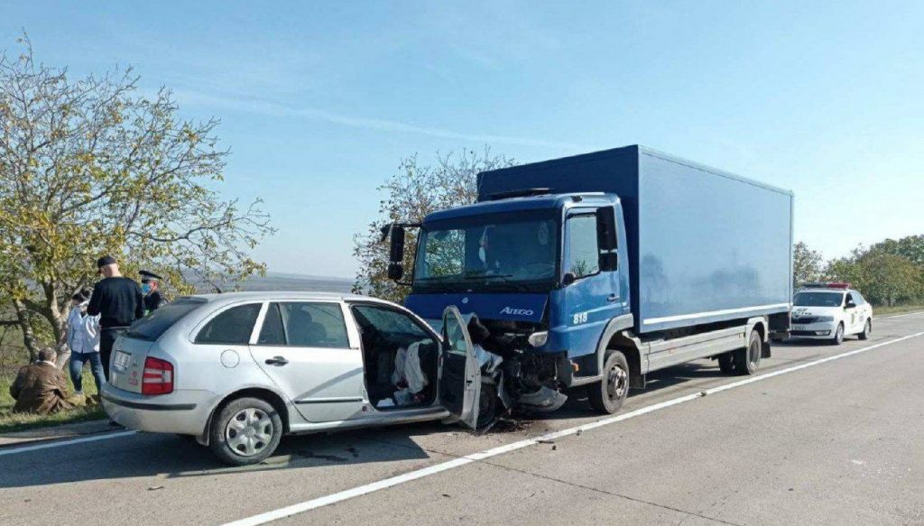 /FOTO/ Accident violent pe un traseu din raionul Sângerei. Două persoane au ajuns la spital