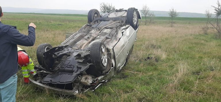 /FOTO/ Doi tineri din raionul Sângerei s-au inversat cu automobilul
