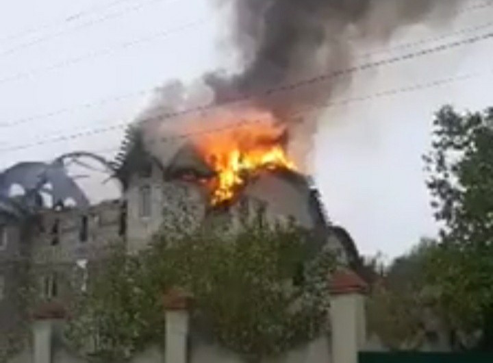 /VIDEO/ Acoperișul unei case cu trei nivele din satul Drochia a fost cuprins de flăcări
